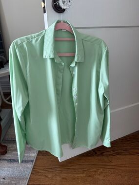 NEVER WORN Women’s Light Green Button-Up Shirt